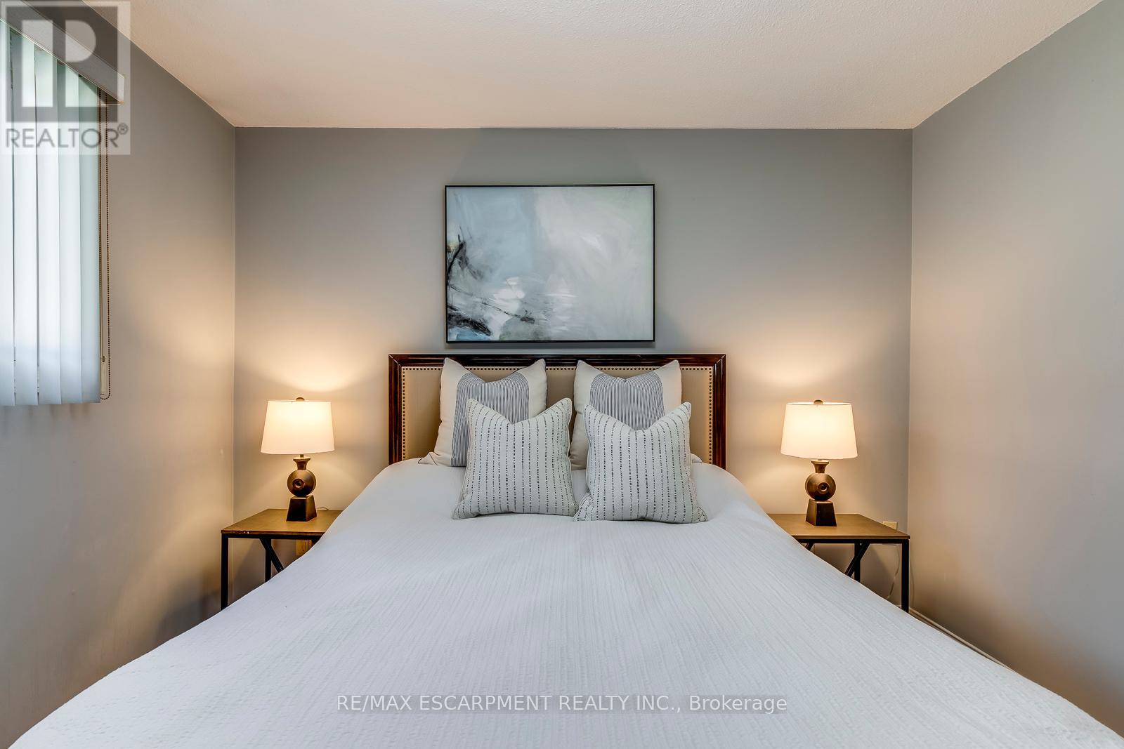 Photo 4 of 2309 Malcolm Crescent, Burlington ON