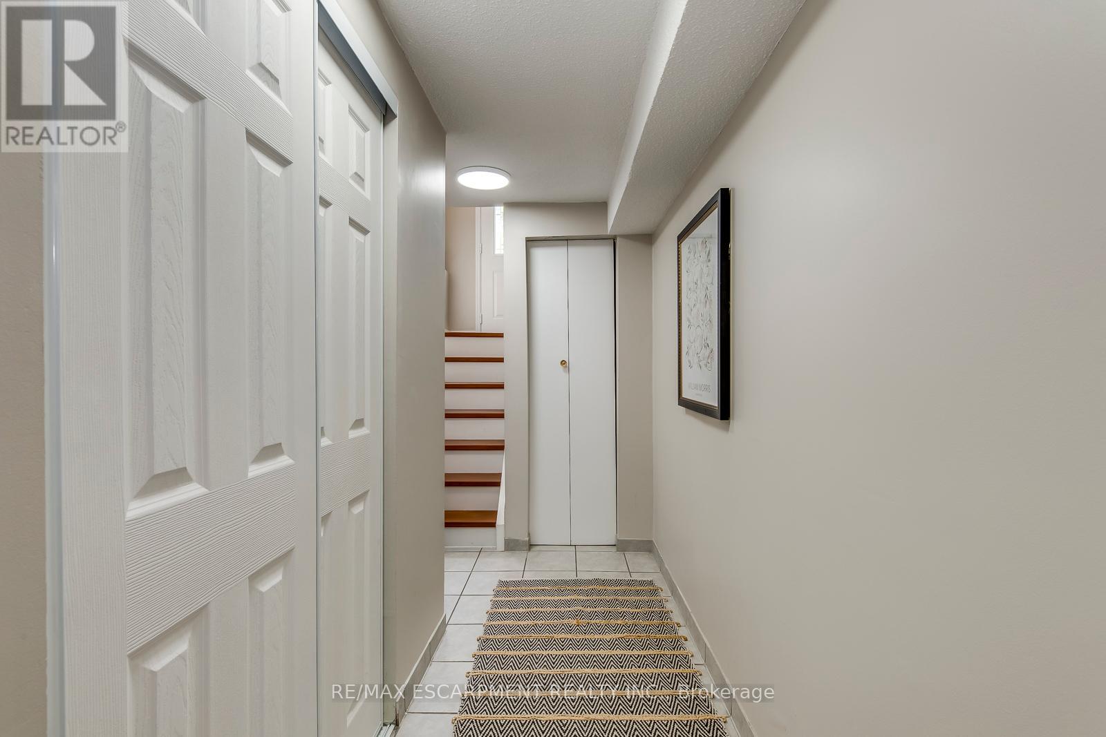 Photo 3 of 2309 Malcolm Crescent, Burlington ON