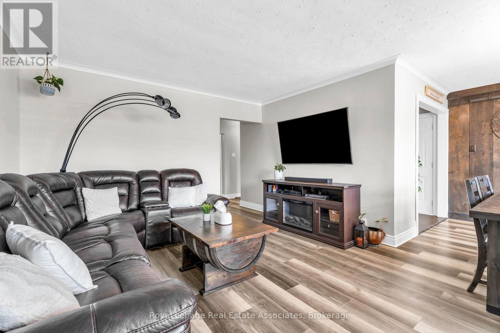 Photo 11 of 21 Bairstow Crescent, Halton Hills ON