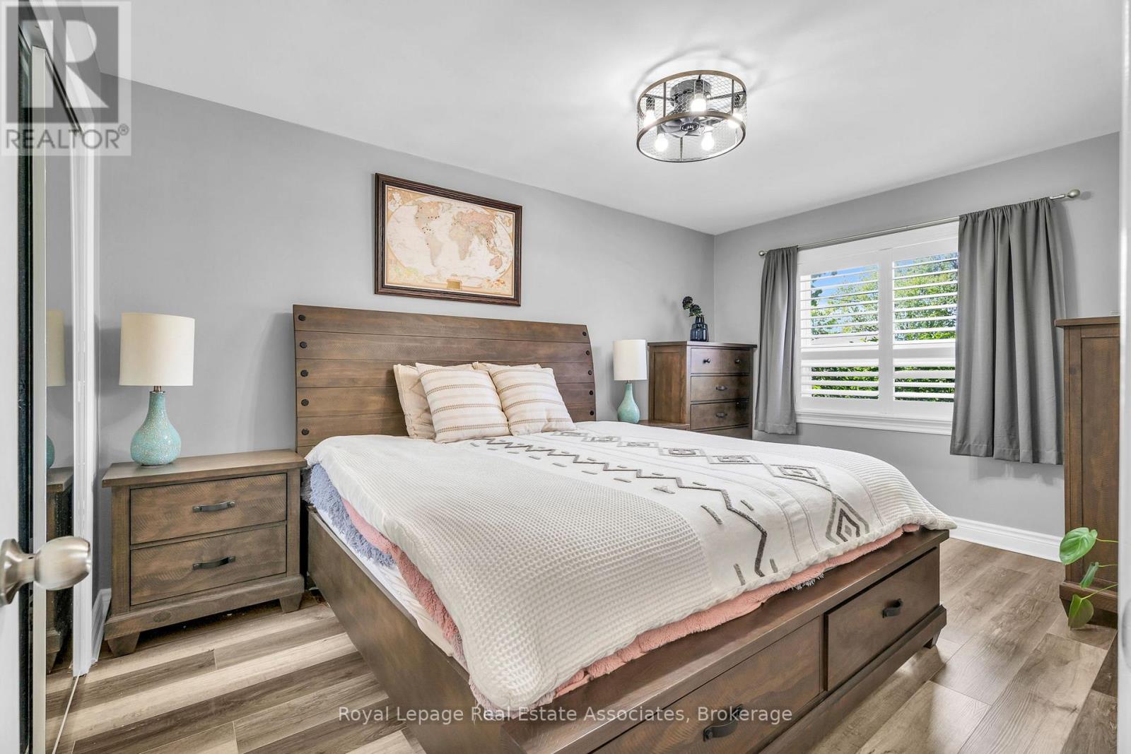 Photo 14 of 21 Bairstow Crescent, Halton Hills ON