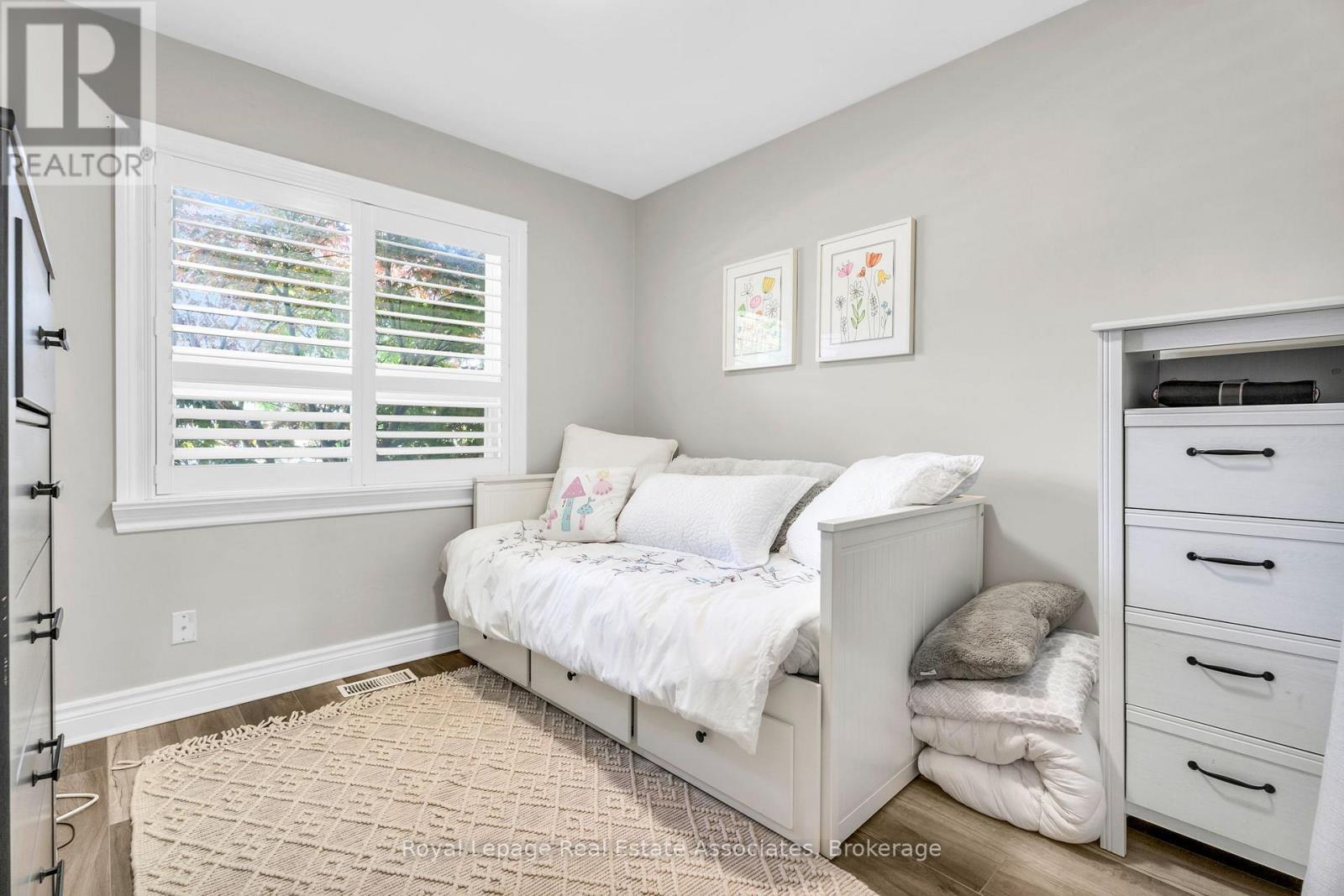 Photo 16 of 21 Bairstow Crescent, Halton Hills ON