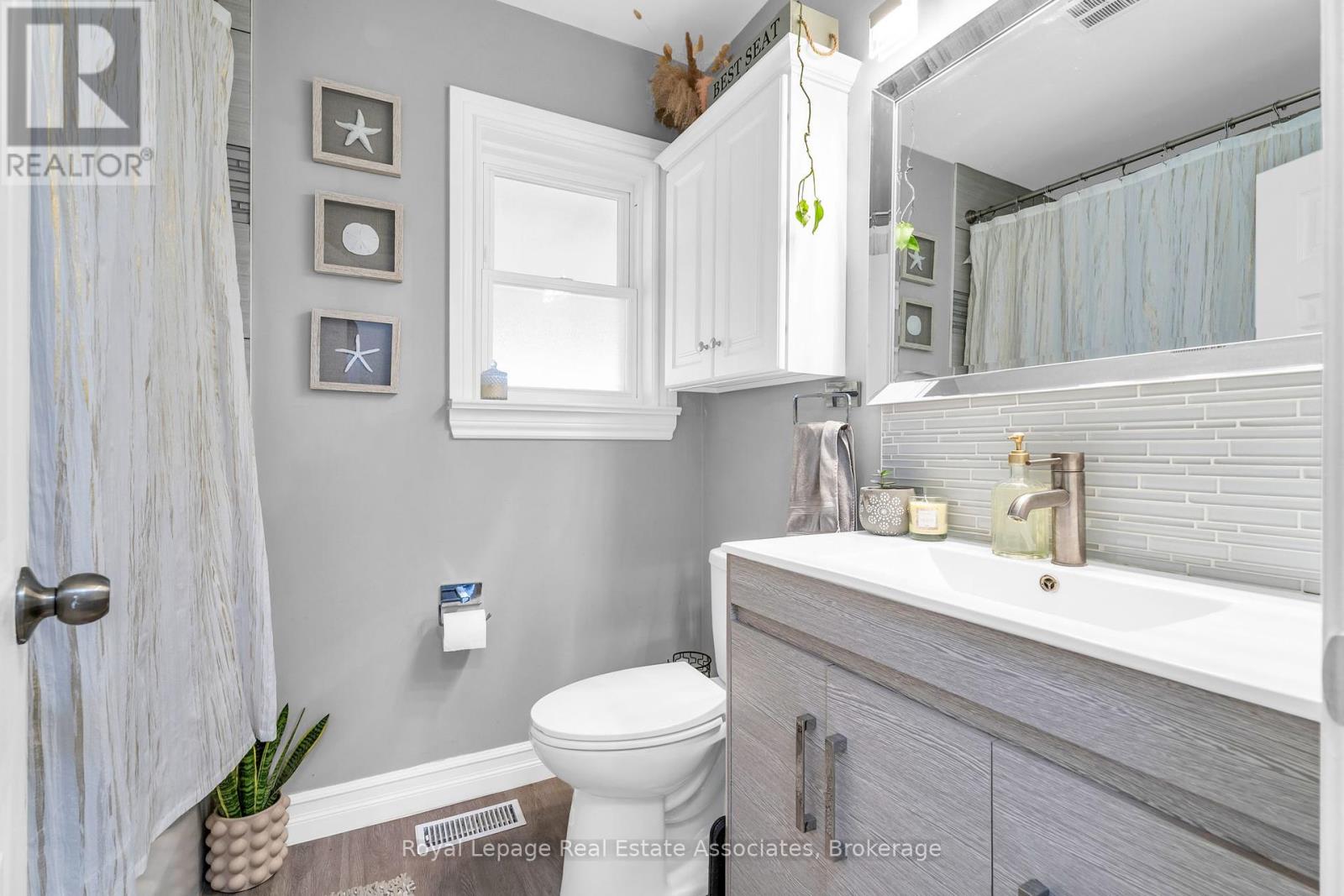 Photo 17 of 21 Bairstow Crescent, Halton Hills ON