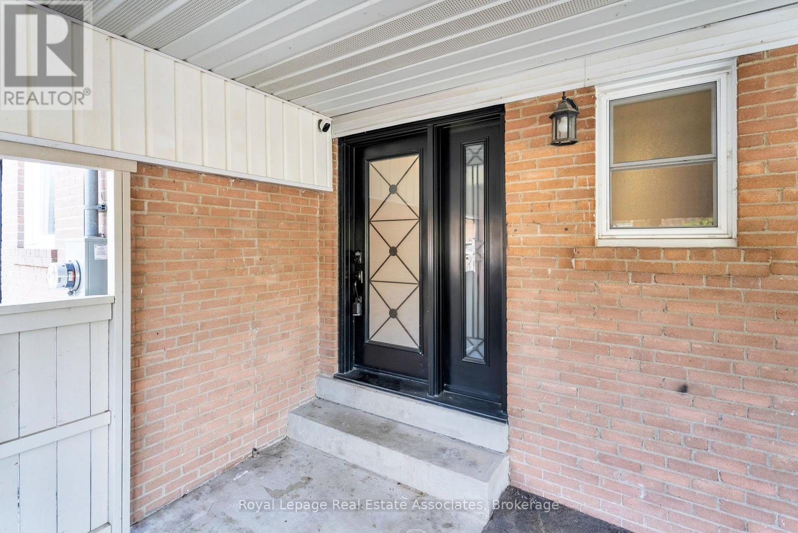 Photo 3 of 21 Bairstow Crescent, Halton Hills ON