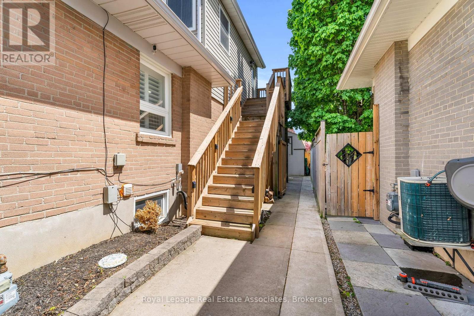 Photo 30 of 21 Bairstow Crescent, Halton Hills ON