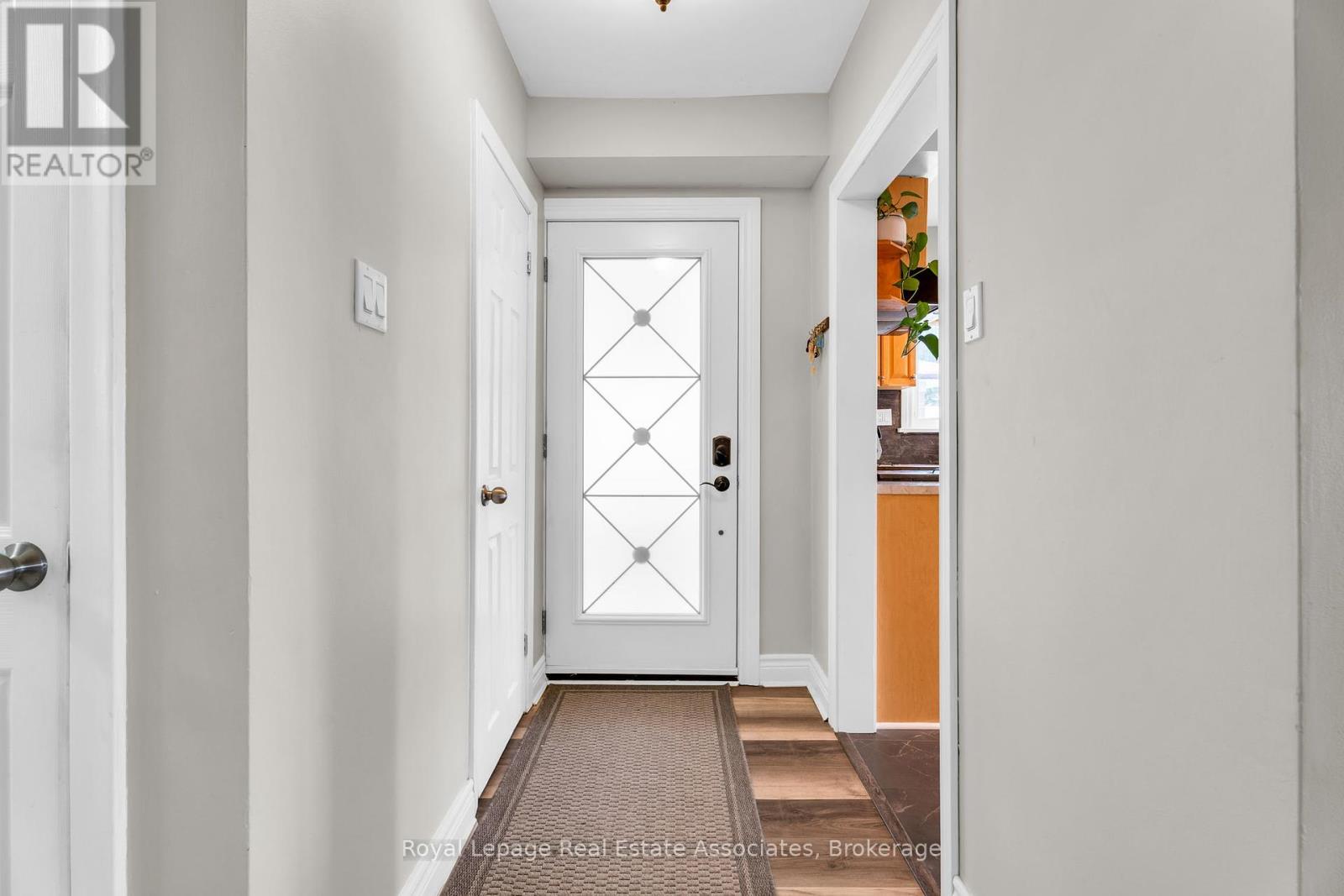Photo 4 of 21 Bairstow Crescent, Halton Hills ON