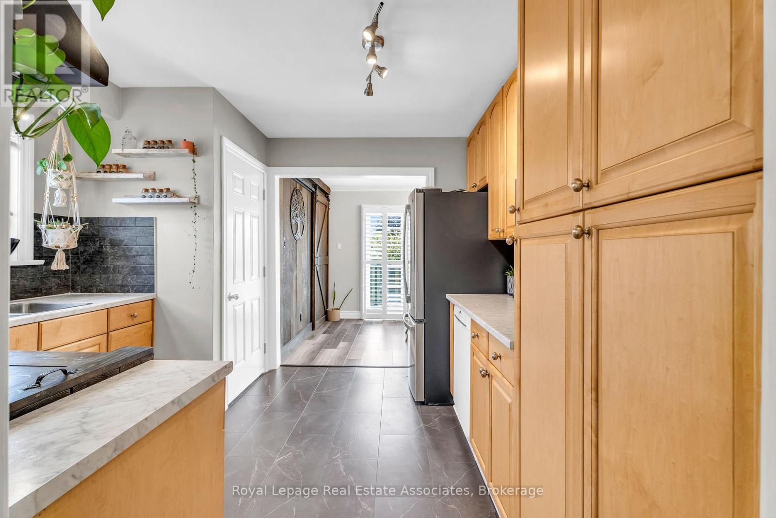 Photo 5 of 21 Bairstow Crescent, Halton Hills ON