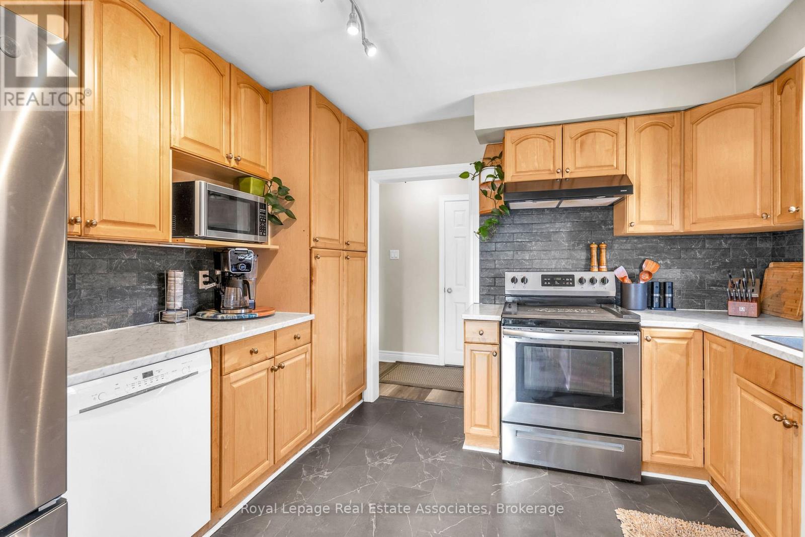 Photo 7 of 21 Bairstow Crescent, Halton Hills ON