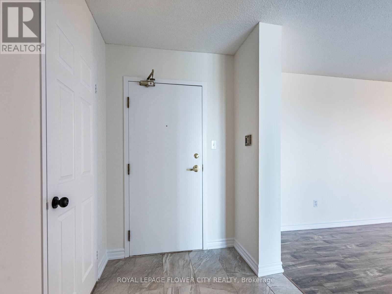 Photo 11 of 2109 30 Malta Avenue, Brampton ON
