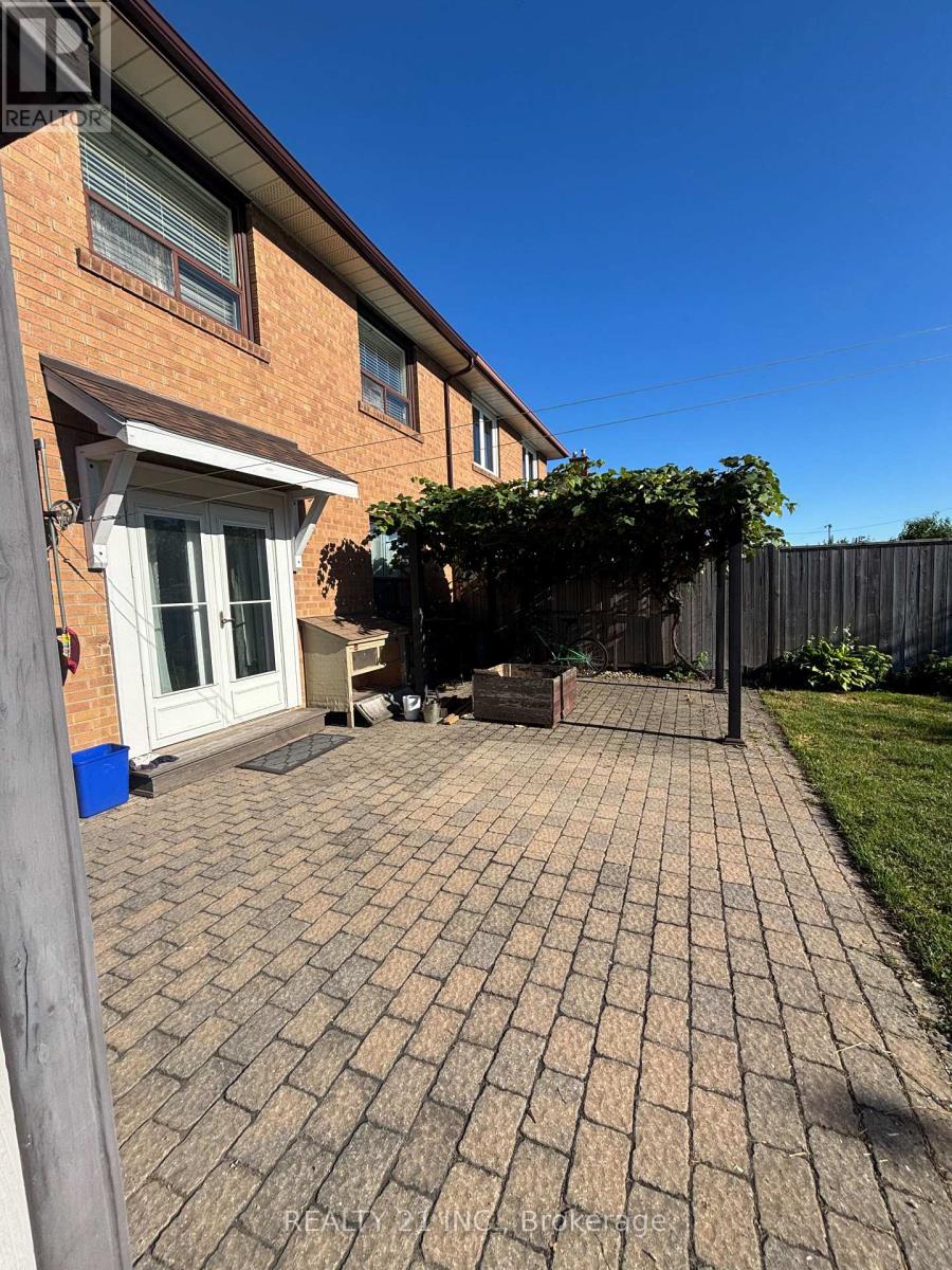 Photo 2 of 18 Whitbread Crescent, Toronto ON
