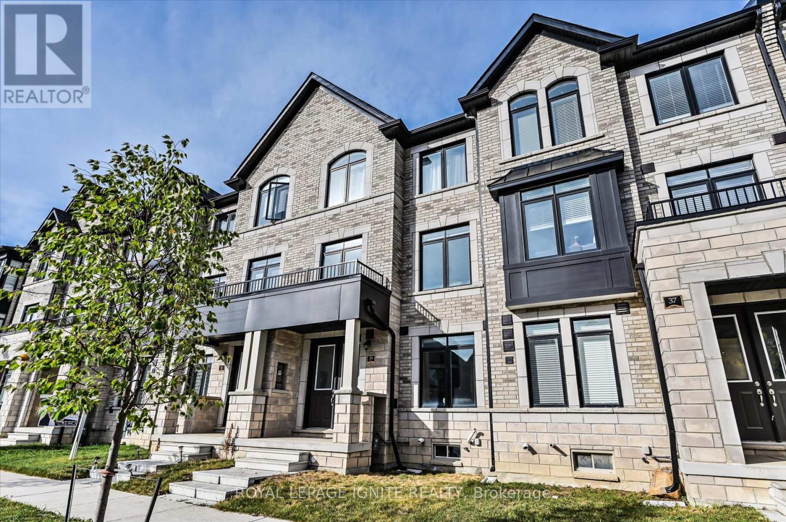 Photo 2 of 39 Minnock Street, Caledon ON