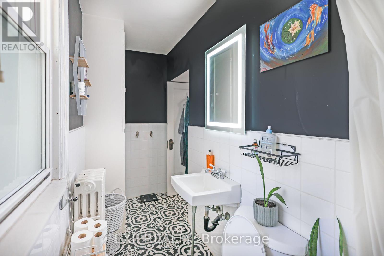 Photo 9 of 28 Eastbourne Avenue, Hamilton ON