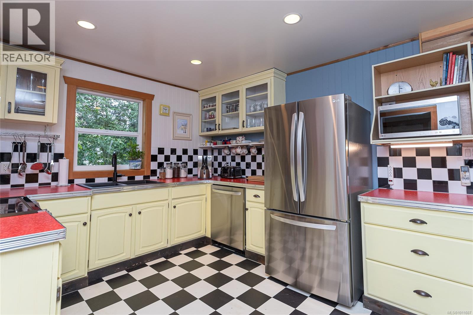 Photo 5 of 10821 Chemainus Rd, Saltair BC