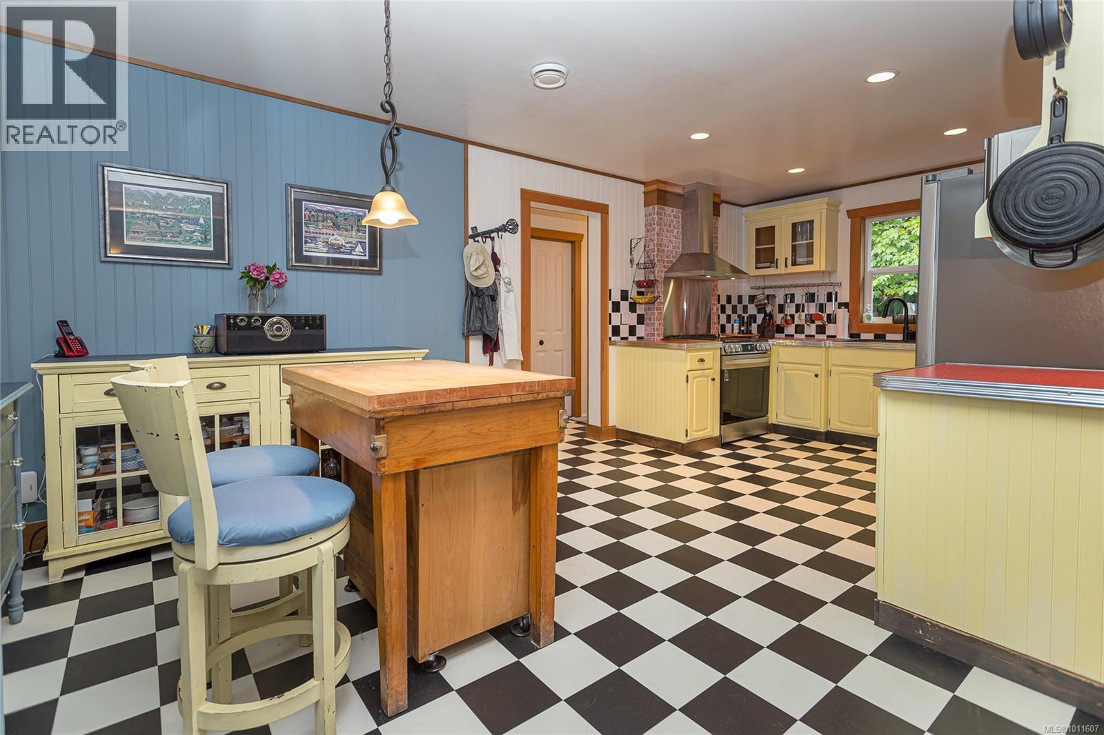 Photo 4 of 10821 Chemainus Rd, Saltair BC