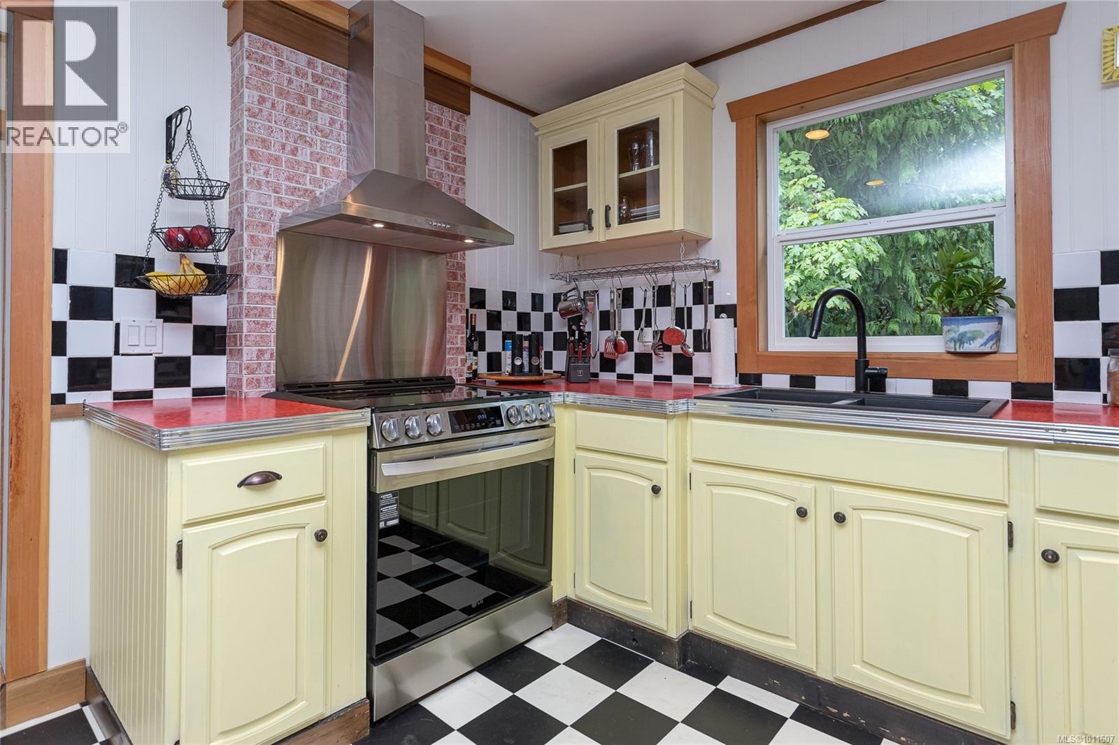 Photo 6 of 10821 Chemainus Rd, Saltair BC