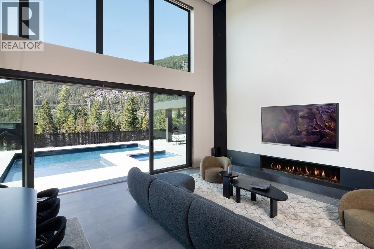9228 WEDGEMOUNT PLATEAU DRIVE, Whistler