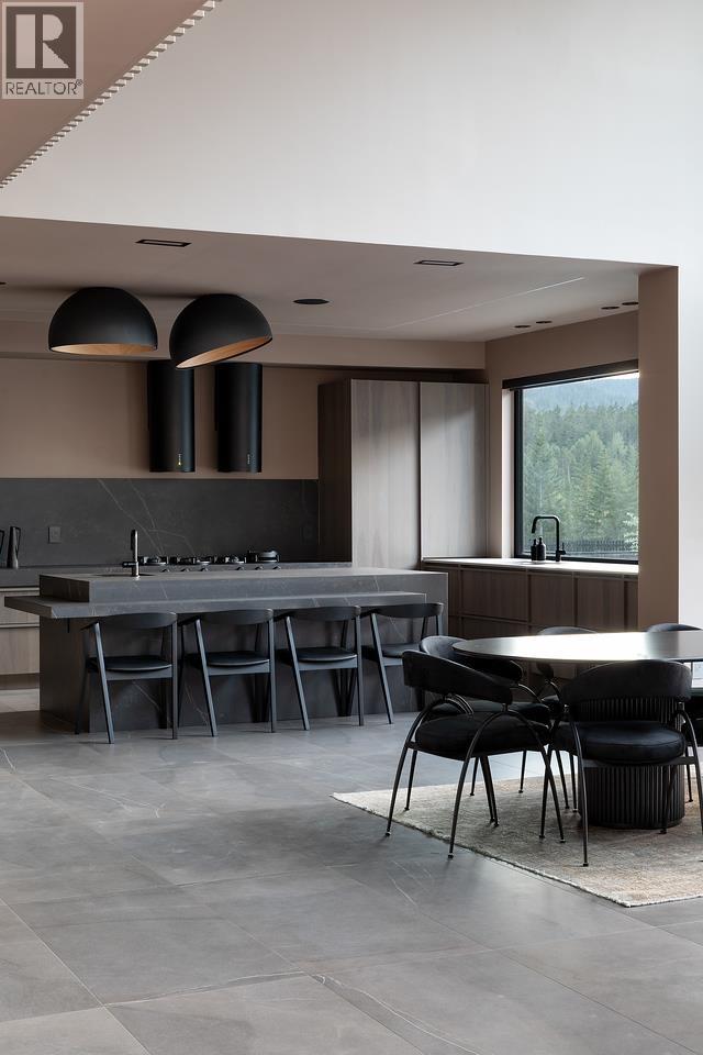 9228 WEDGEMOUNT PLATEAU DRIVE, Whistler