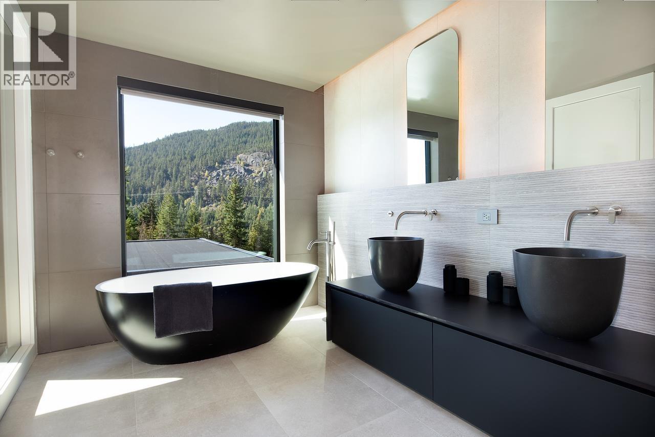 9228 WEDGEMOUNT PLATEAU DRIVE, Whistler