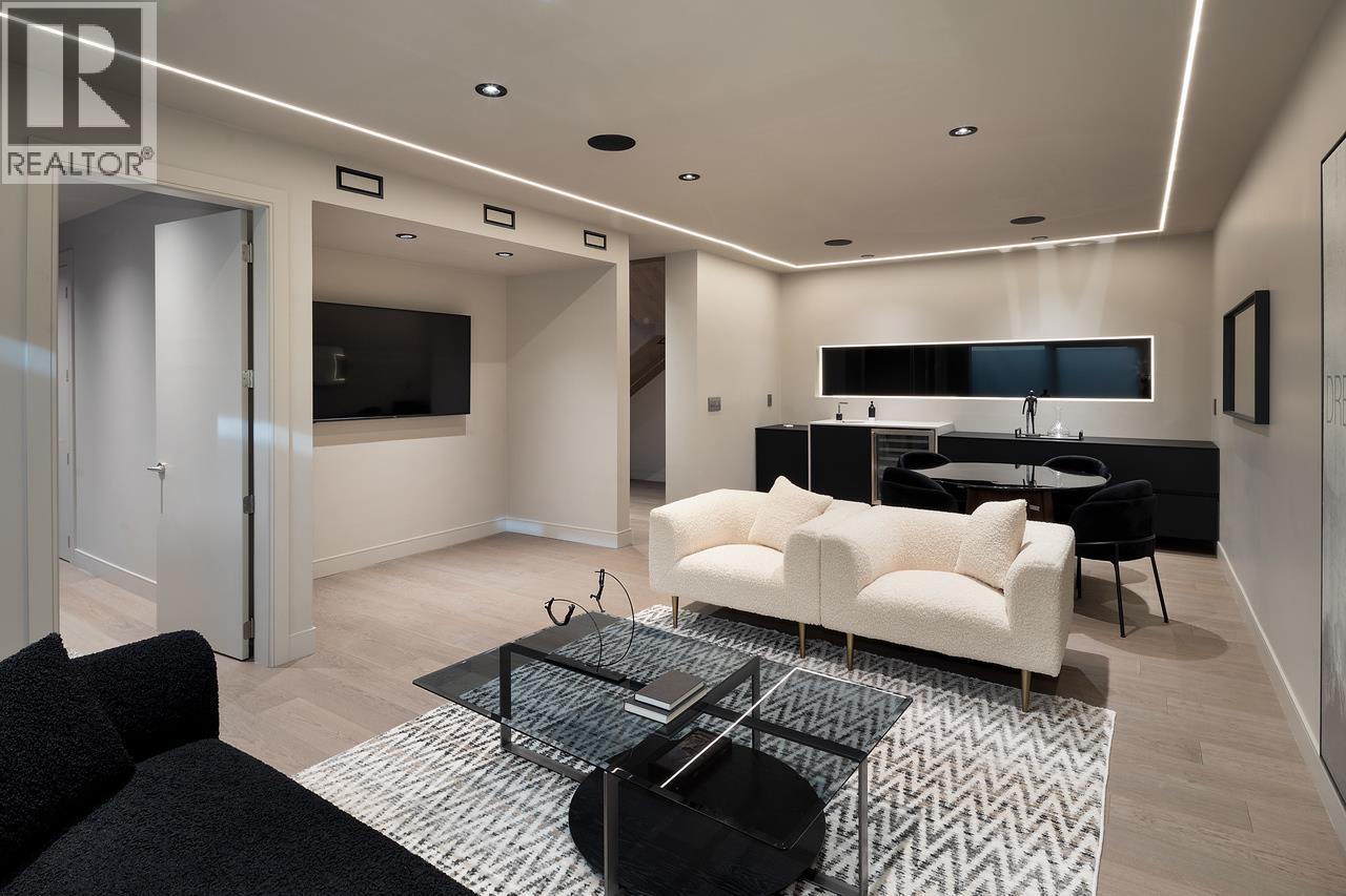 9228 WEDGEMOUNT PLATEAU DRIVE, Whistler