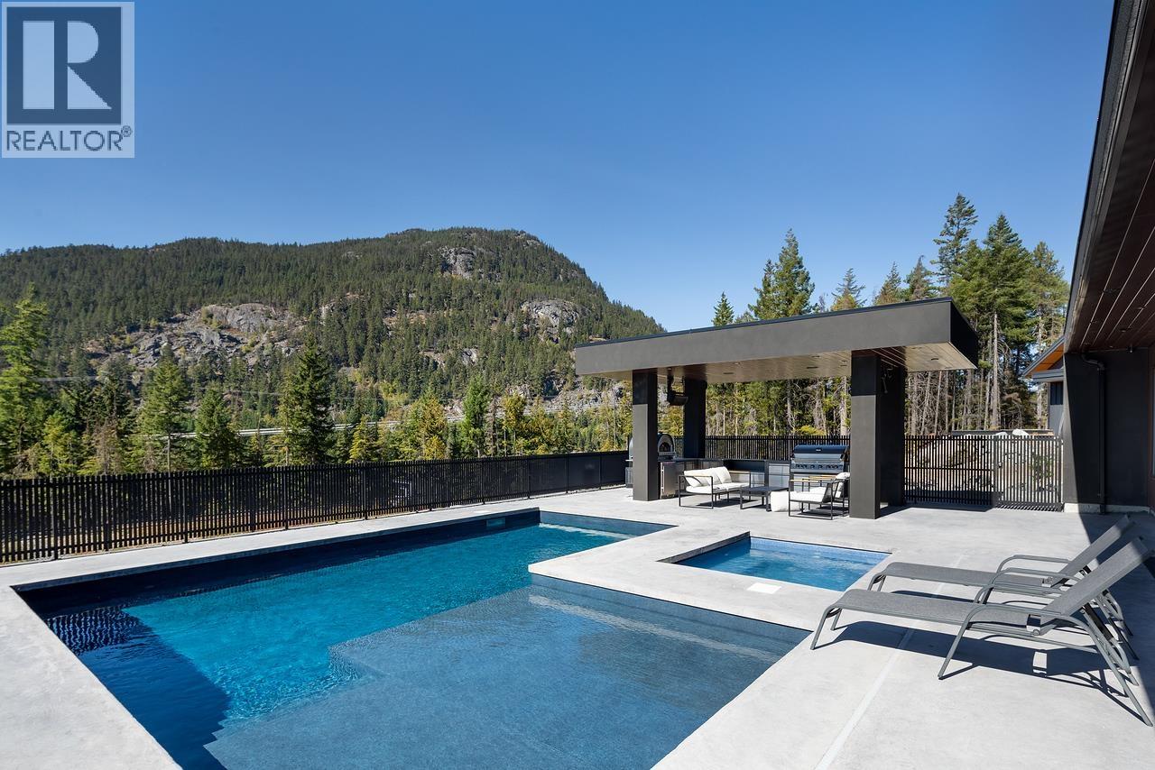9228 WEDGEMOUNT PLATEAU DRIVE, Whistler