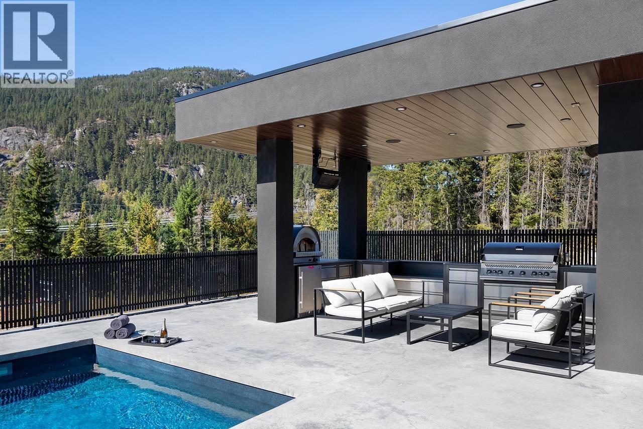 9228 WEDGEMOUNT PLATEAU DRIVE, Whistler