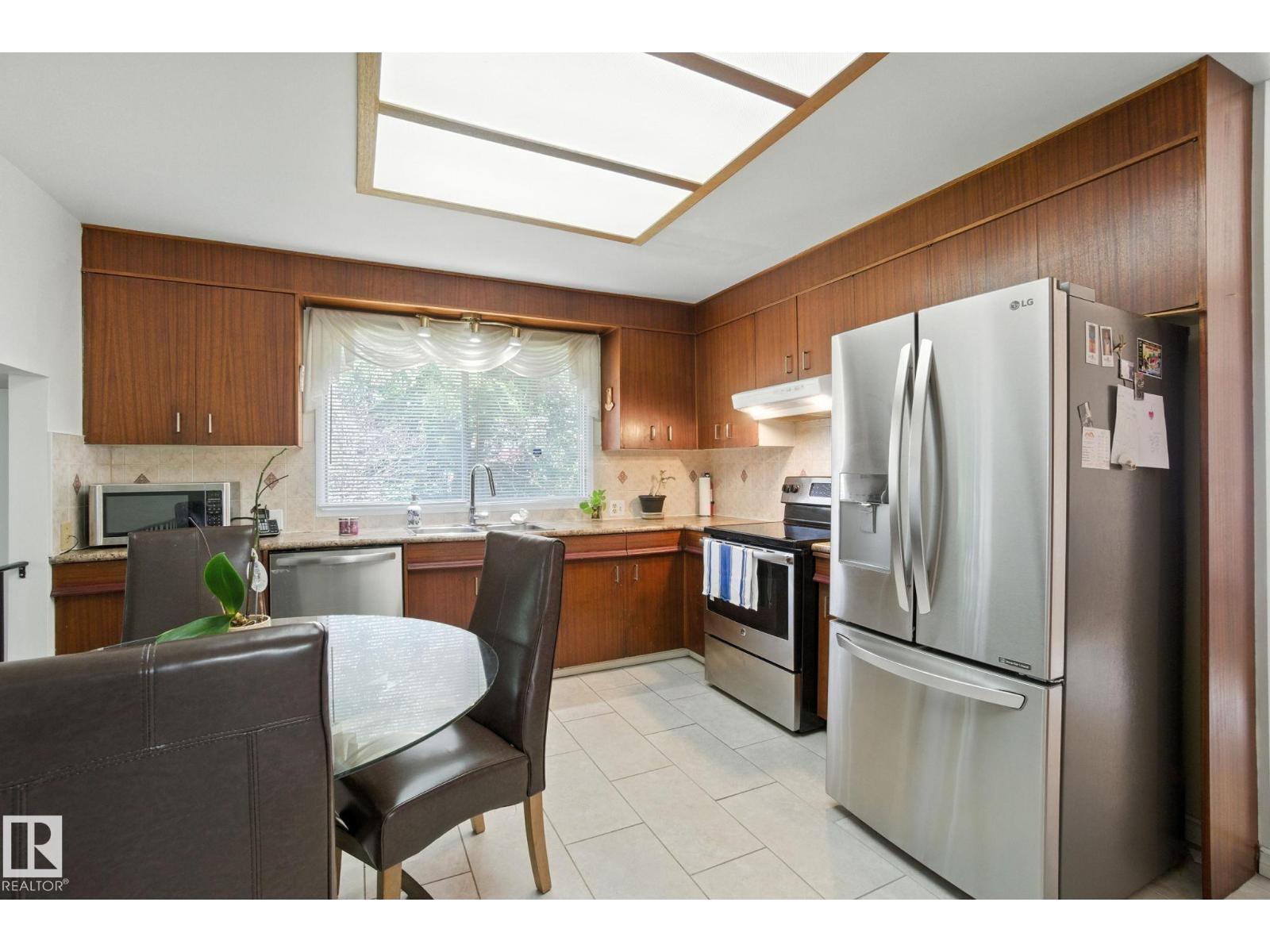 Photo 13 of 8731 180 St Nw, Edmonton AB