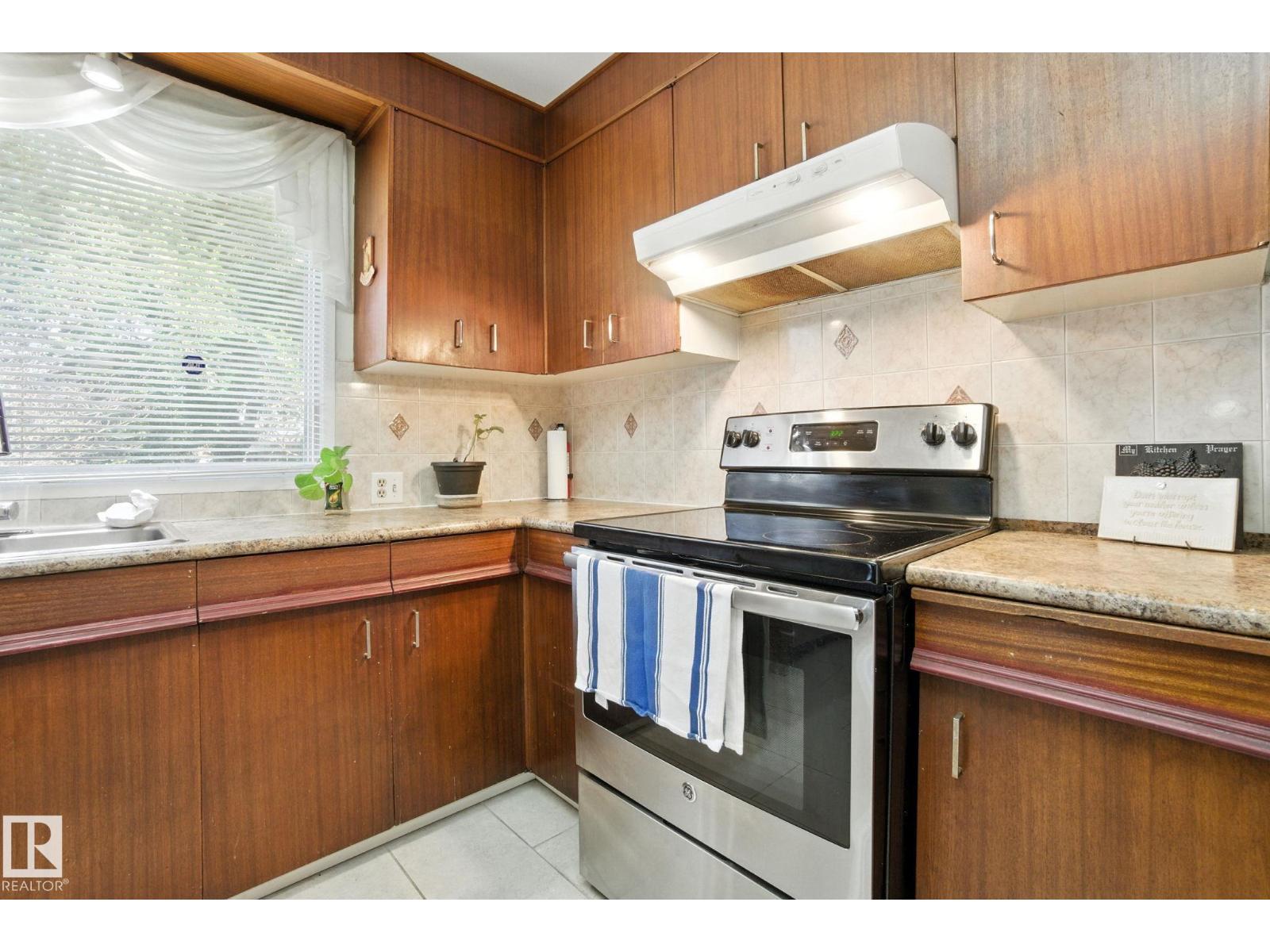 Photo 14 of 8731 180 St Nw, Edmonton AB