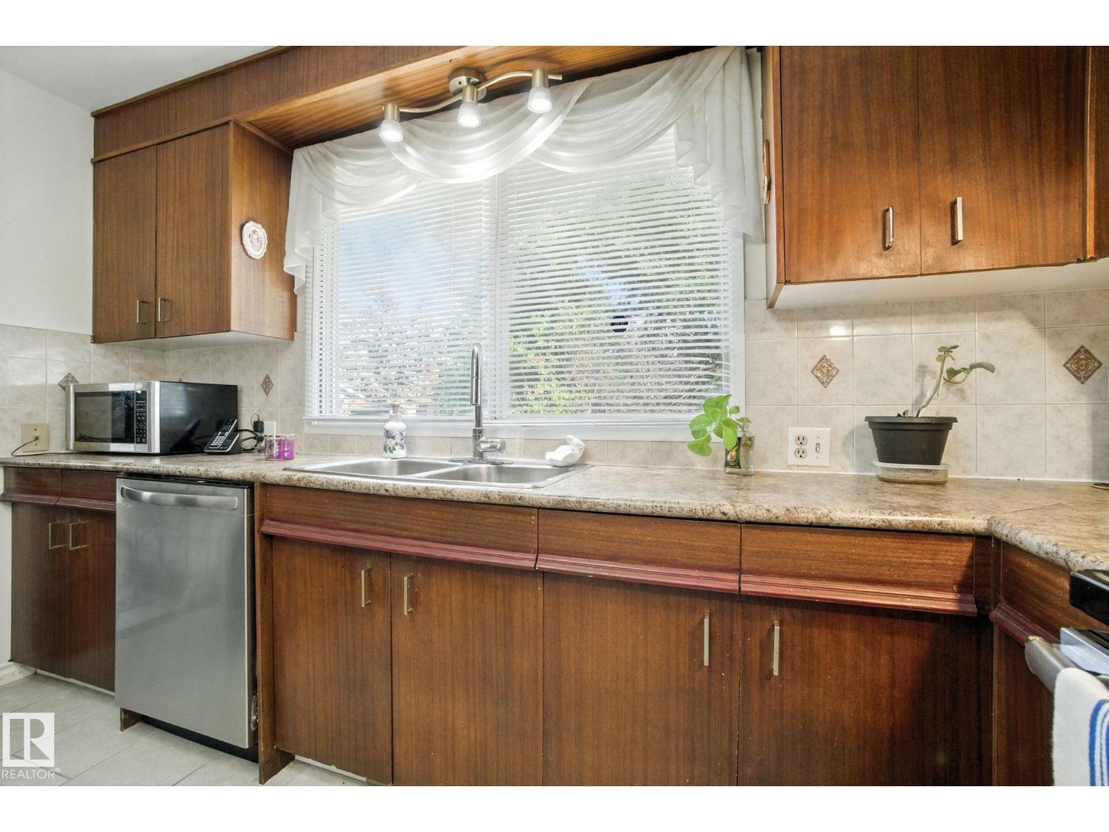 Photo 15 of 8731 180 St Nw, Edmonton AB