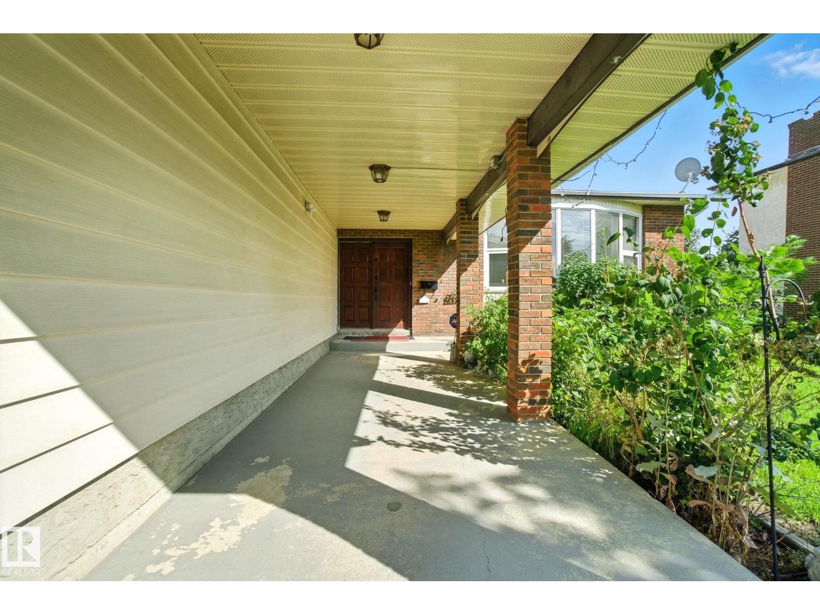 Photo 3 of 8731 180 St Nw, Edmonton AB