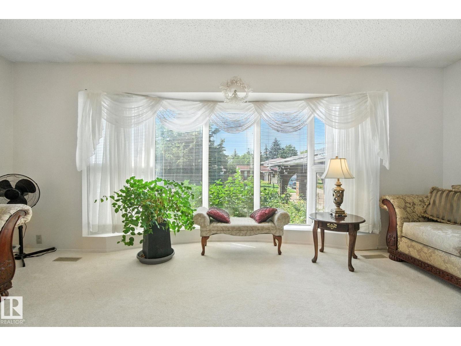 Photo 8 of 8731 180 St Nw, Edmonton AB