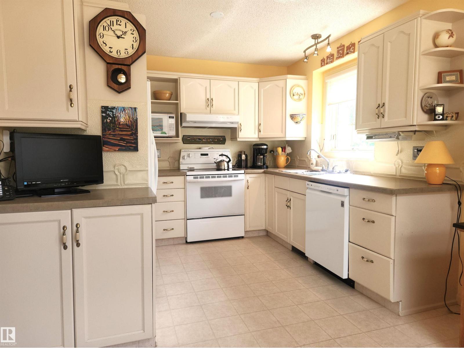 Photo 9 of 1004 Carter Crest Rd Nw, Edmonton AB