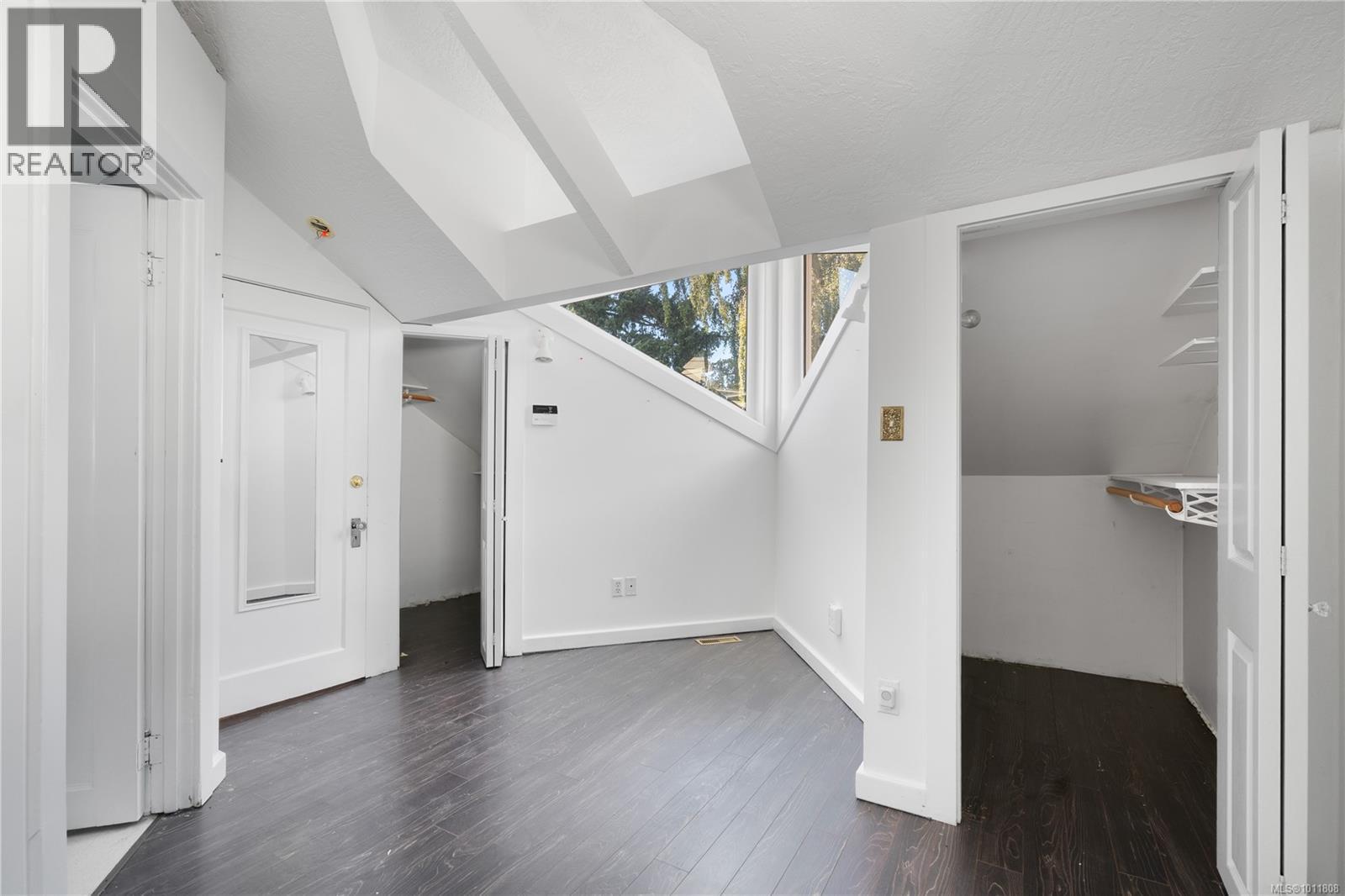 Photo 10 of 2553 Empire St, Victoria BC