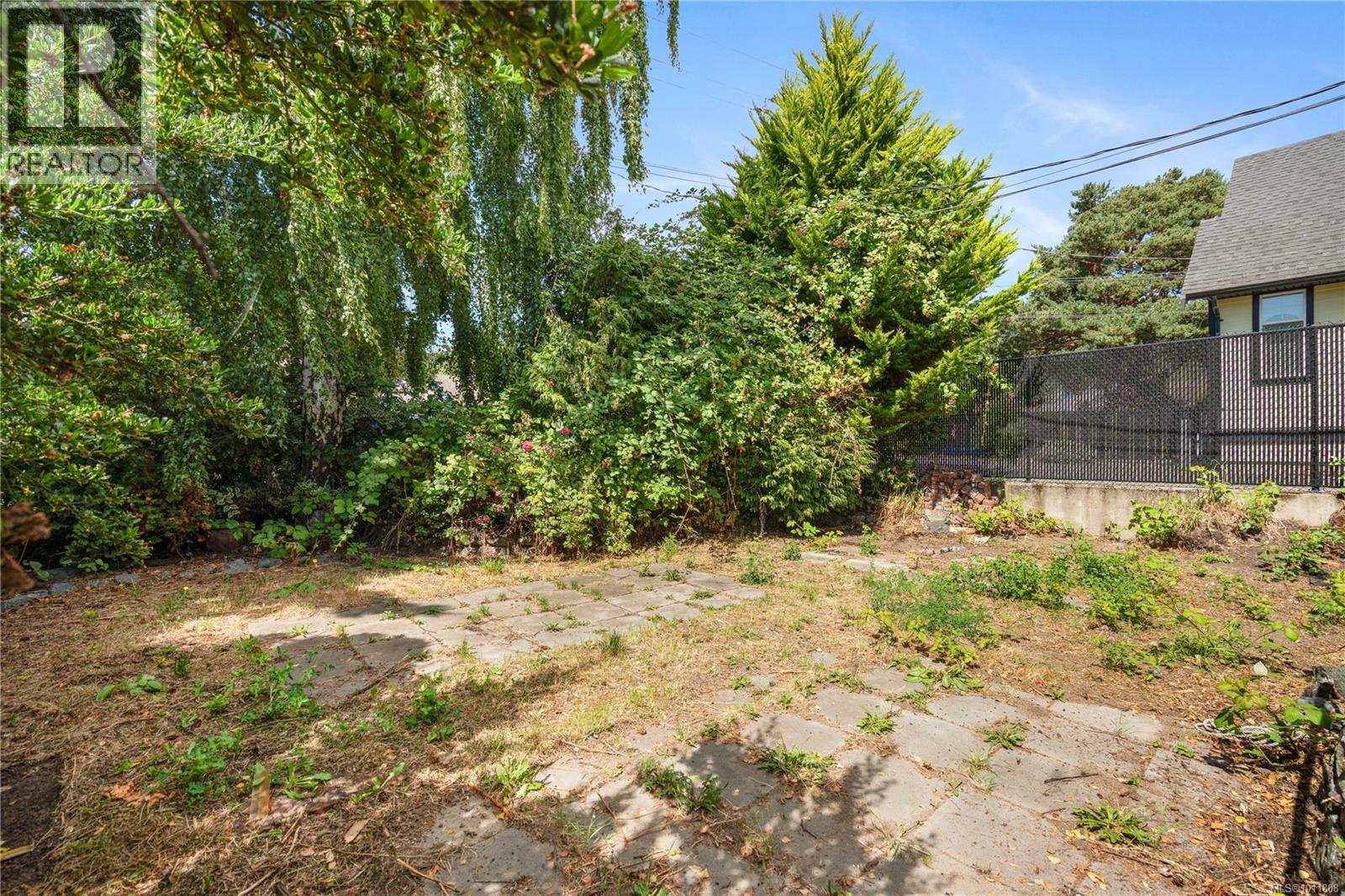Photo 23 of 2553 Empire St, Victoria BC