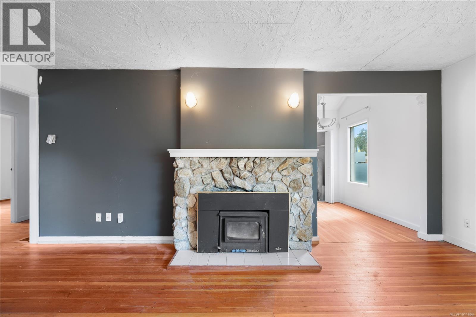 Photo 5 of 2553 Empire St, Victoria BC
