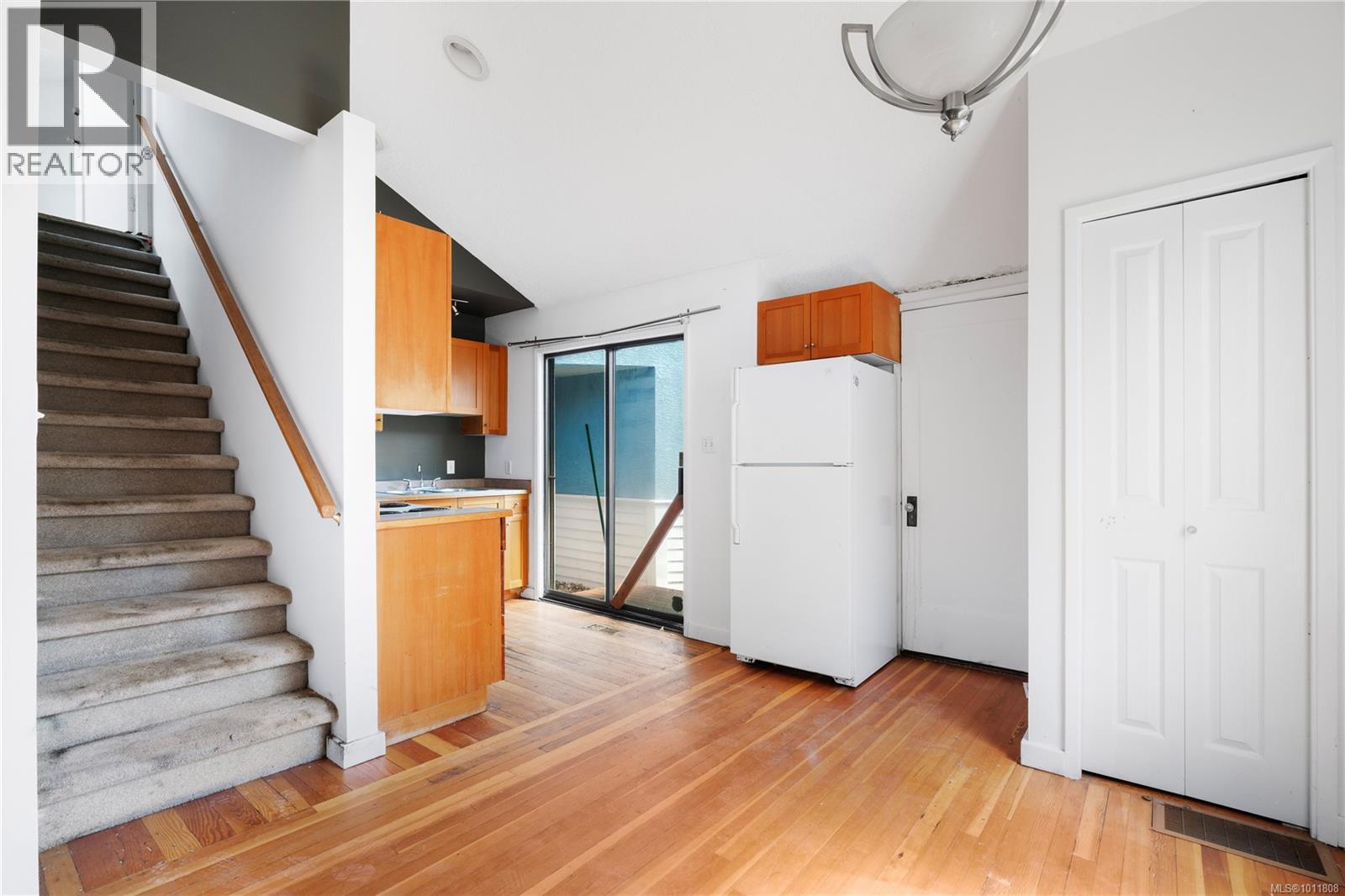 Photo 6 of 2553 Empire St, Victoria BC