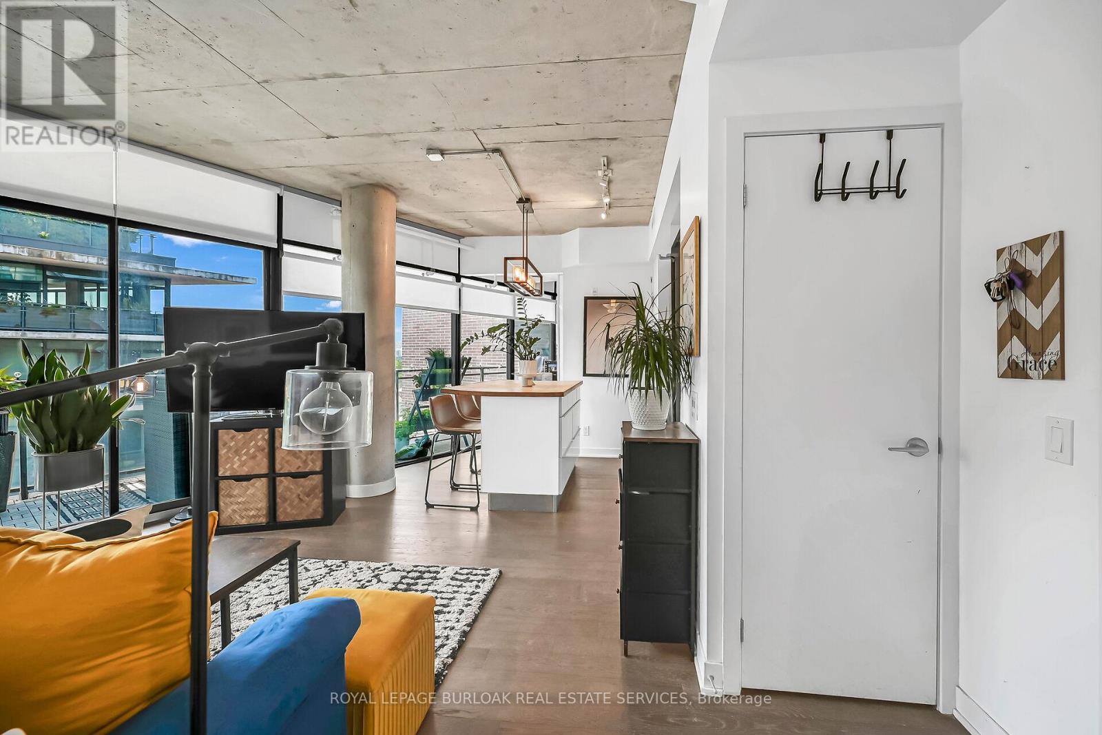 Photo 9 of 902 1201 Dundas Street E, Toronto ON