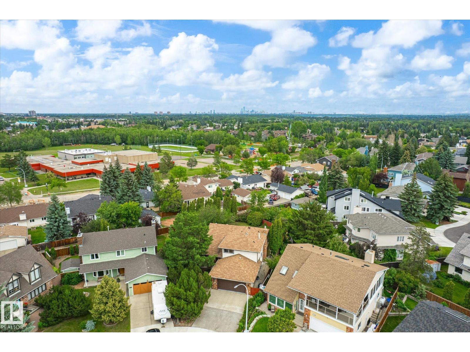 Photo 3 of 17524 55 Av Nw, Edmonton AB