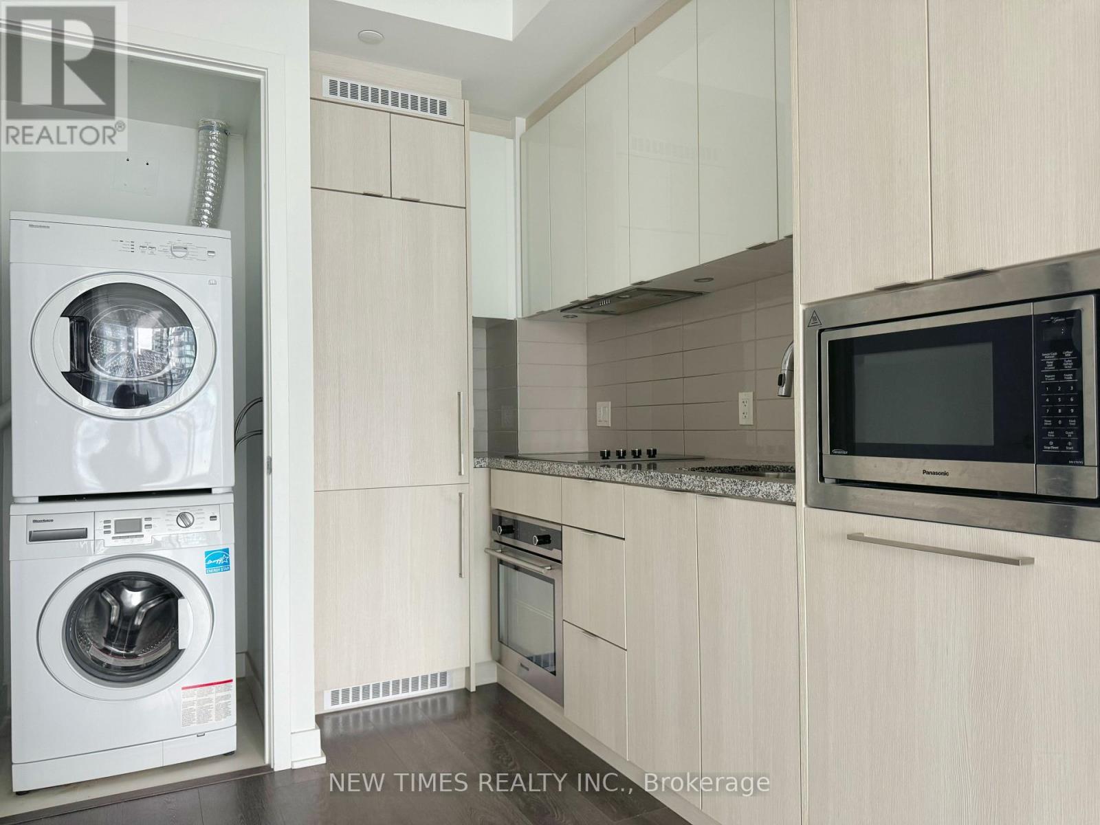 Photo 2 of 4007 125 Blue Jays Way, Toronto ON