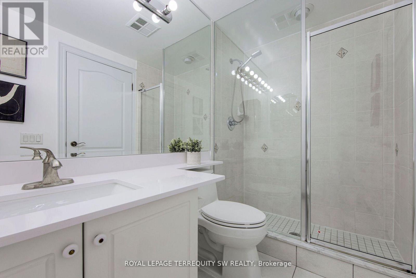 Photo 11 of 208 2 Clairtrell Road, Toronto ON