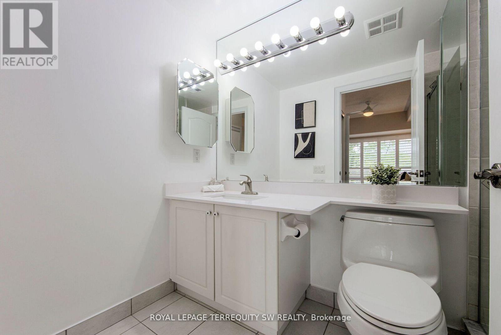 Photo 13 of 208 2 Clairtrell Road, Toronto ON