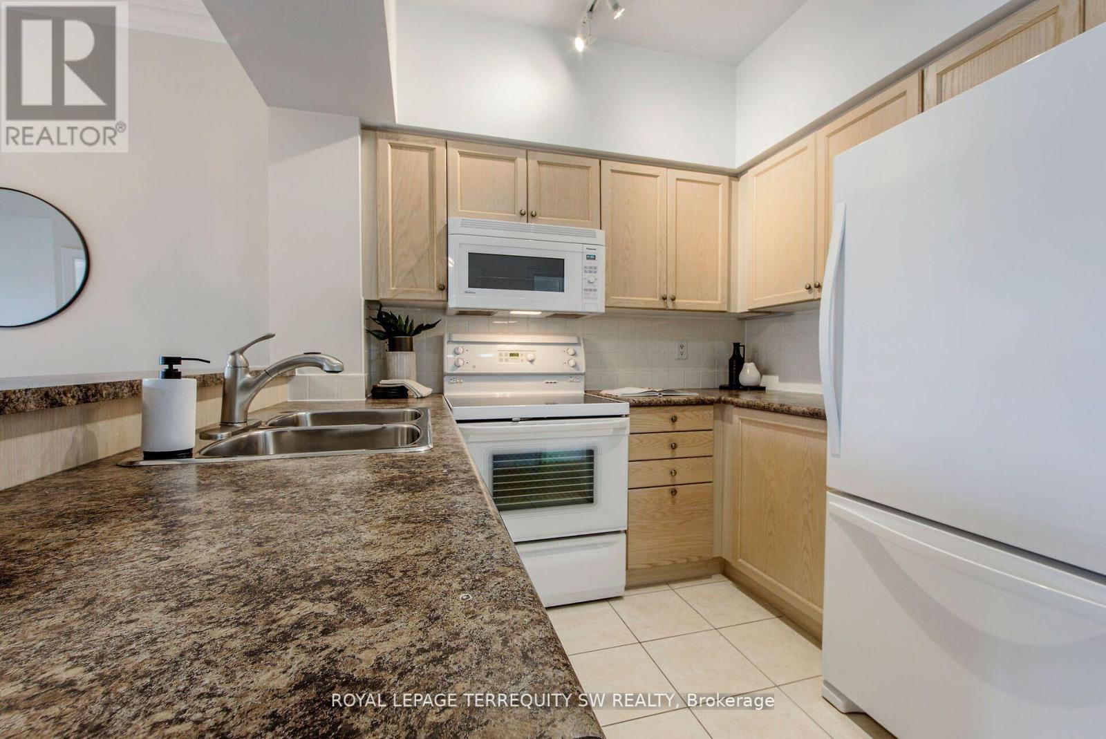 Photo 15 of 208 2 Clairtrell Road, Toronto ON