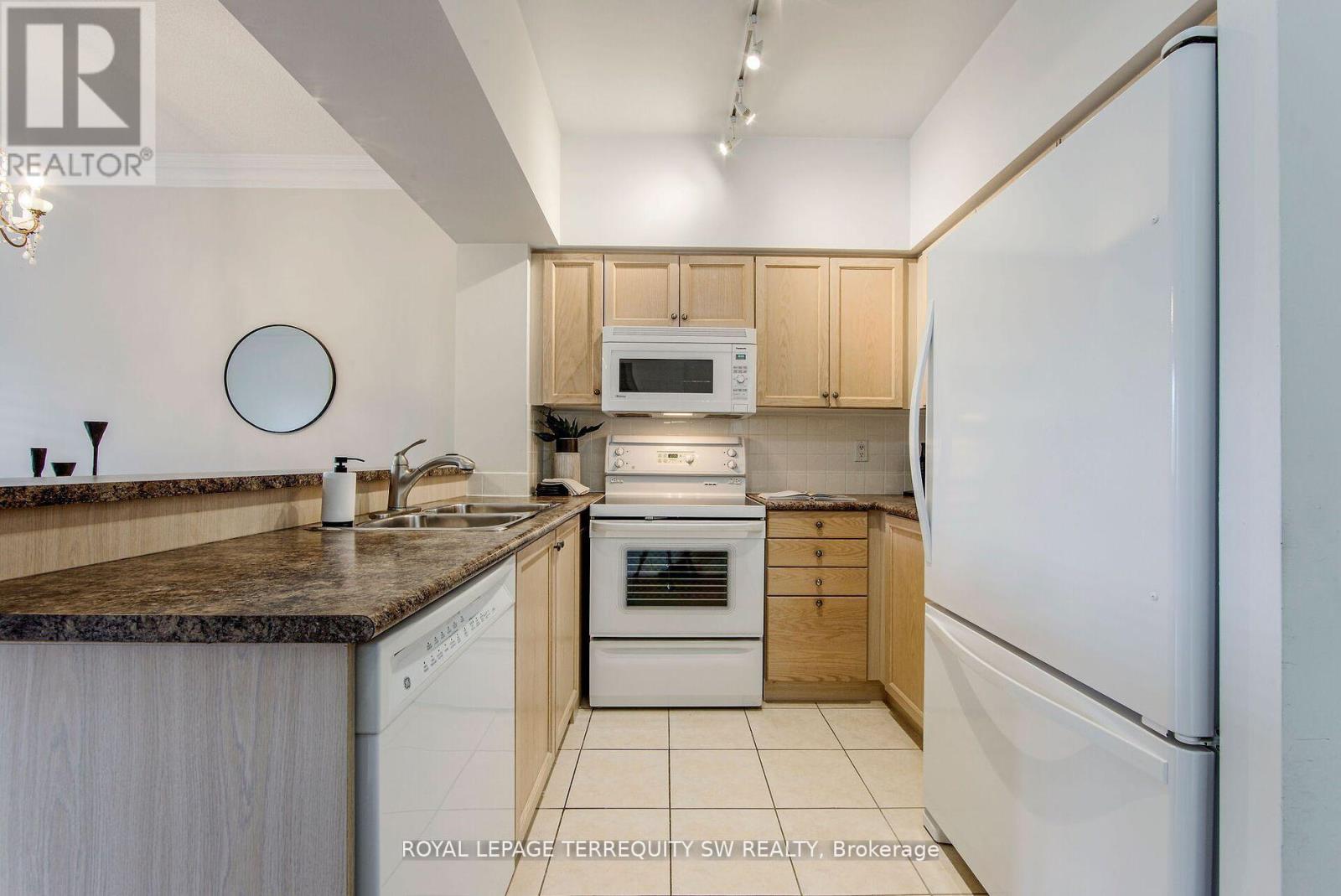 Photo 16 of 208 2 Clairtrell Road, Toronto ON