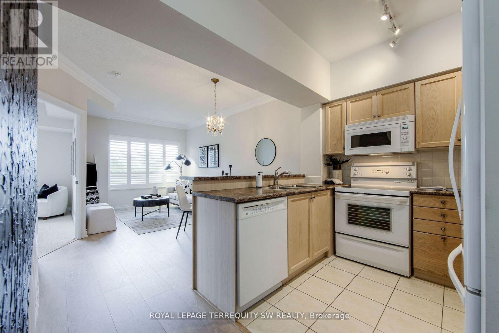 Photo 17 of 208 2 Clairtrell Road, Toronto ON