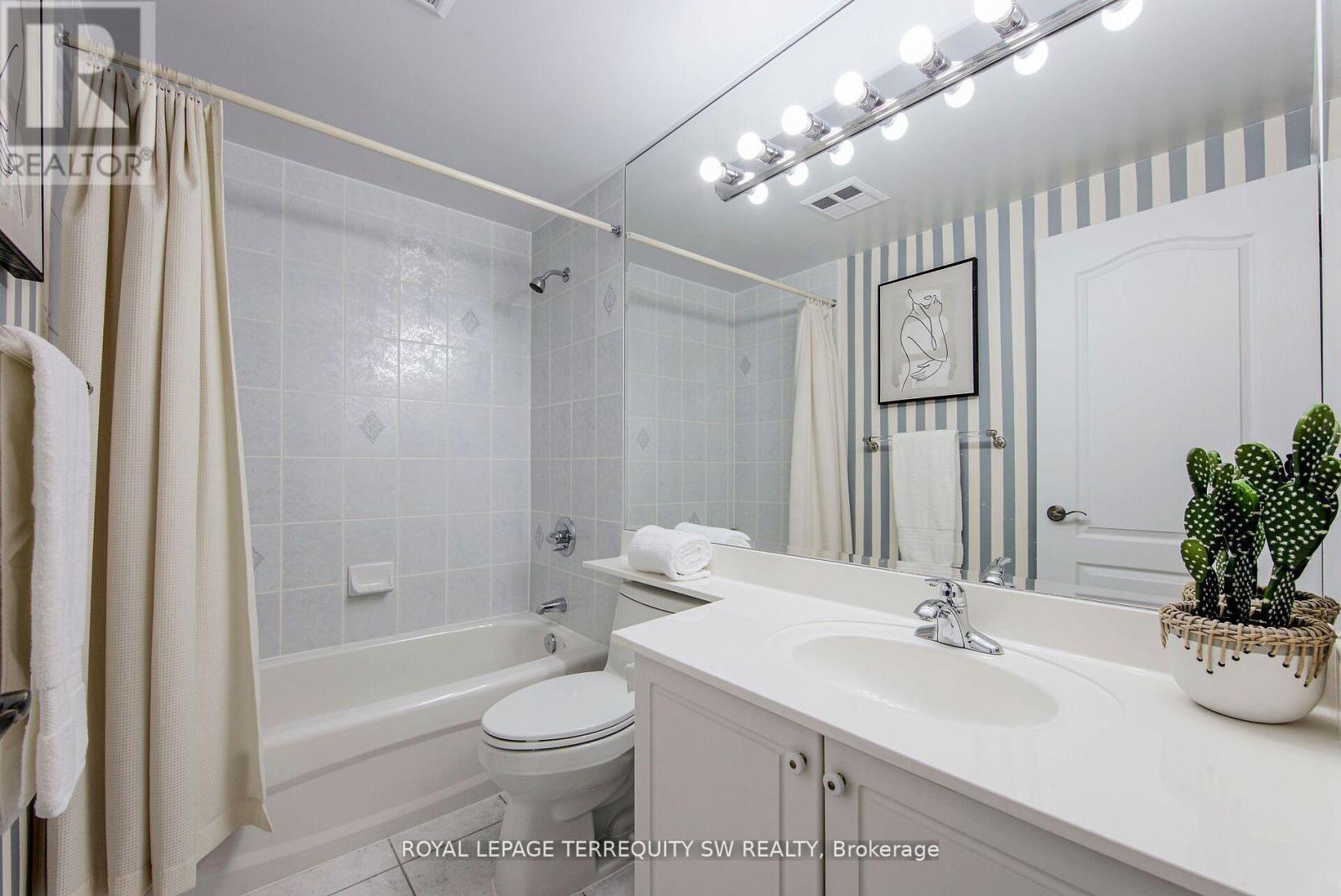 Photo 18 of 208 2 Clairtrell Road, Toronto ON