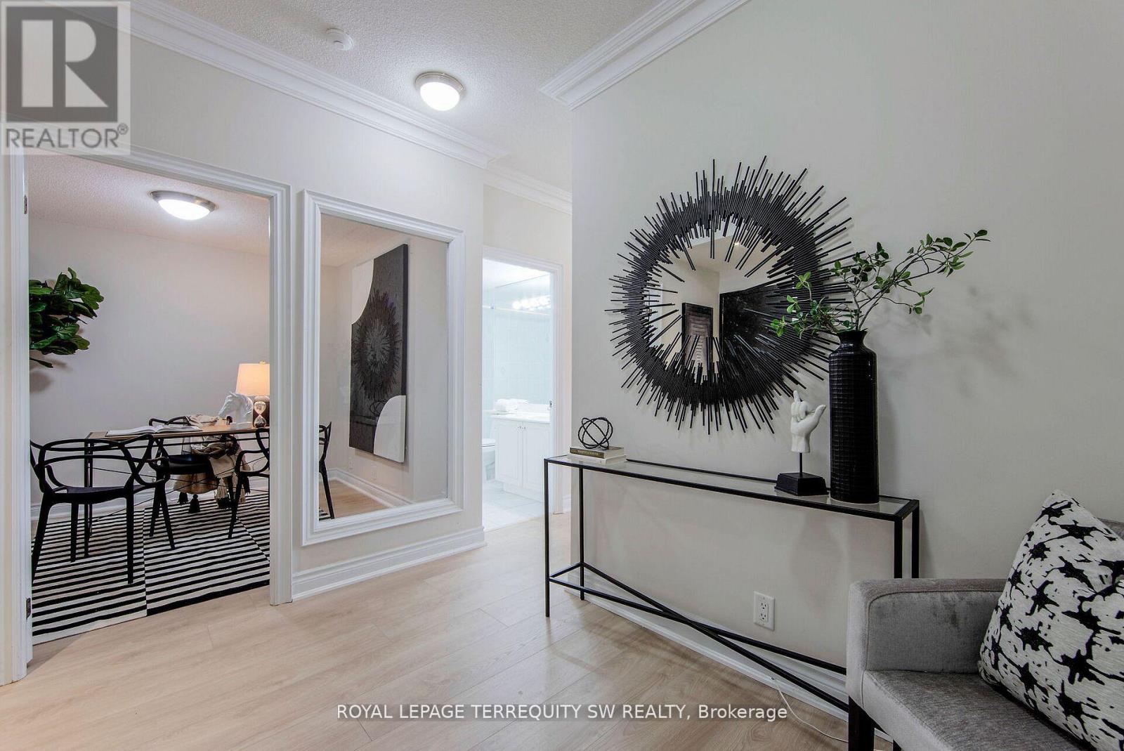 Photo 19 of 208 2 Clairtrell Road, Toronto ON