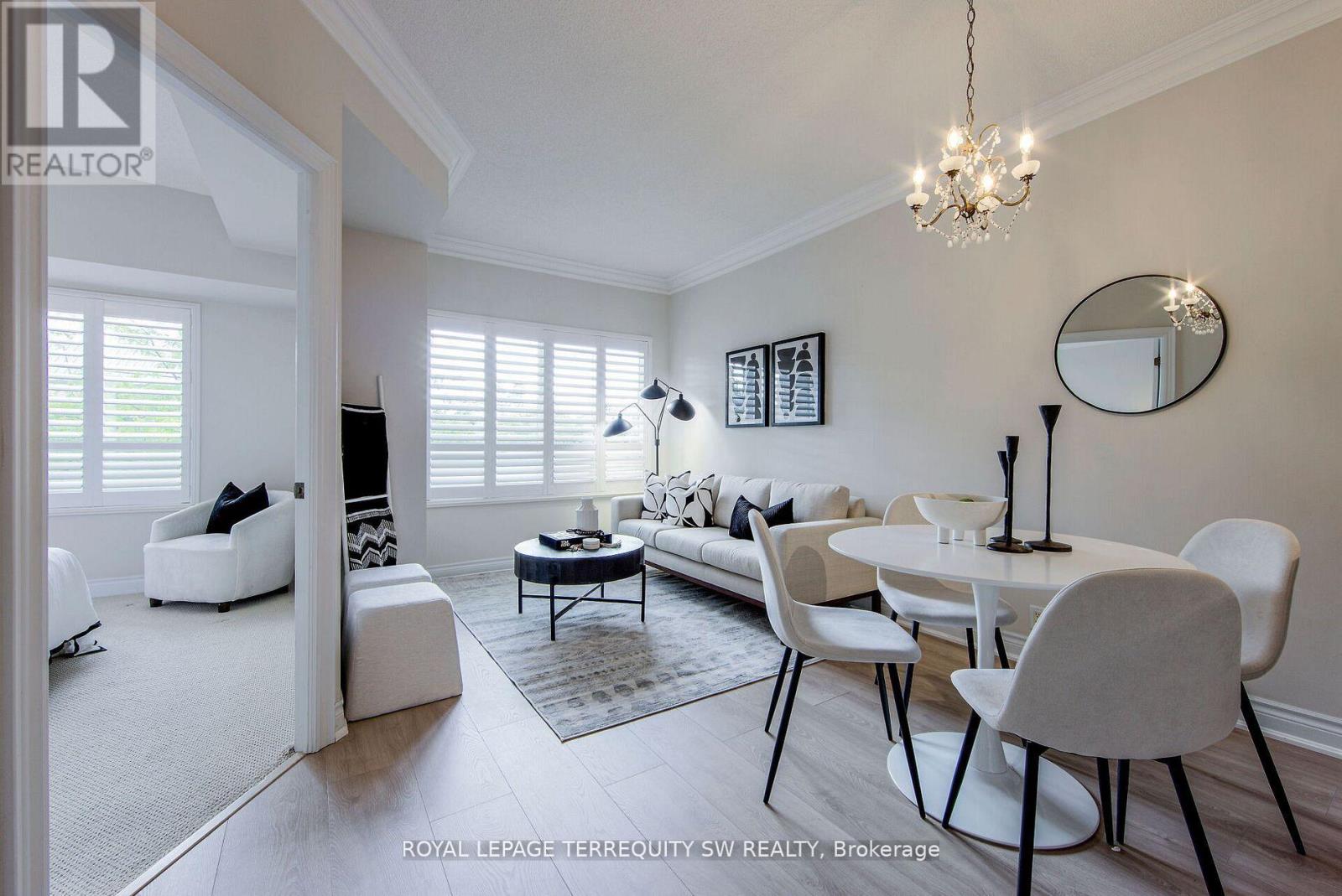 Photo 2 of 208 2 Clairtrell Road, Toronto ON