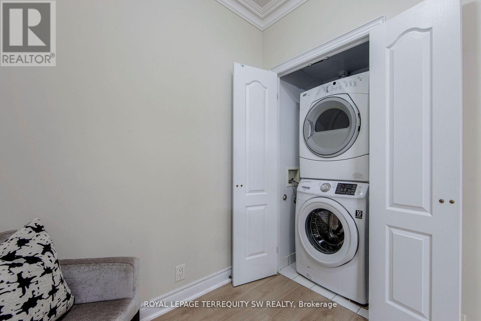 Photo 21 of 208 2 Clairtrell Road, Toronto ON