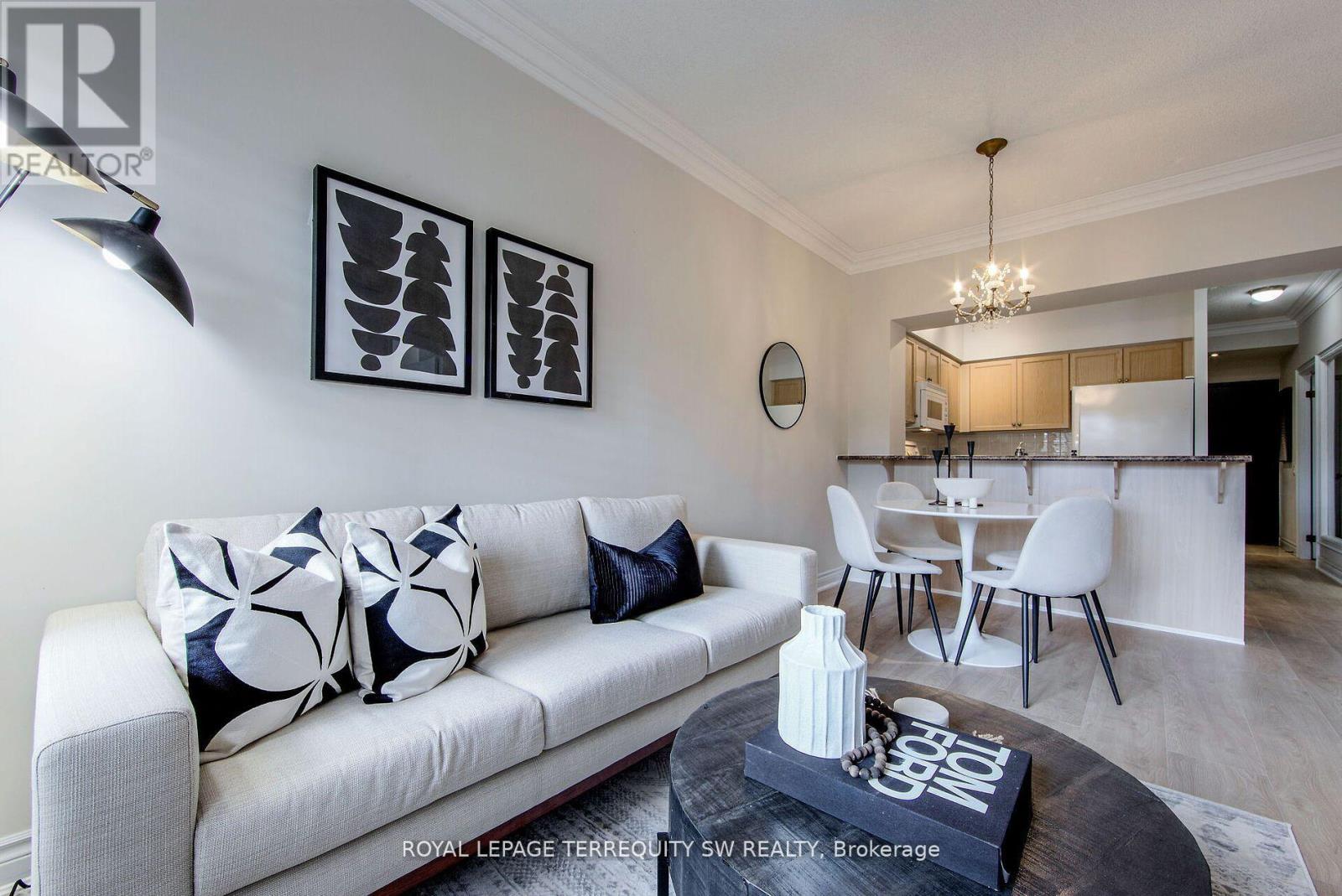 Photo 3 of 208 2 Clairtrell Road, Toronto ON