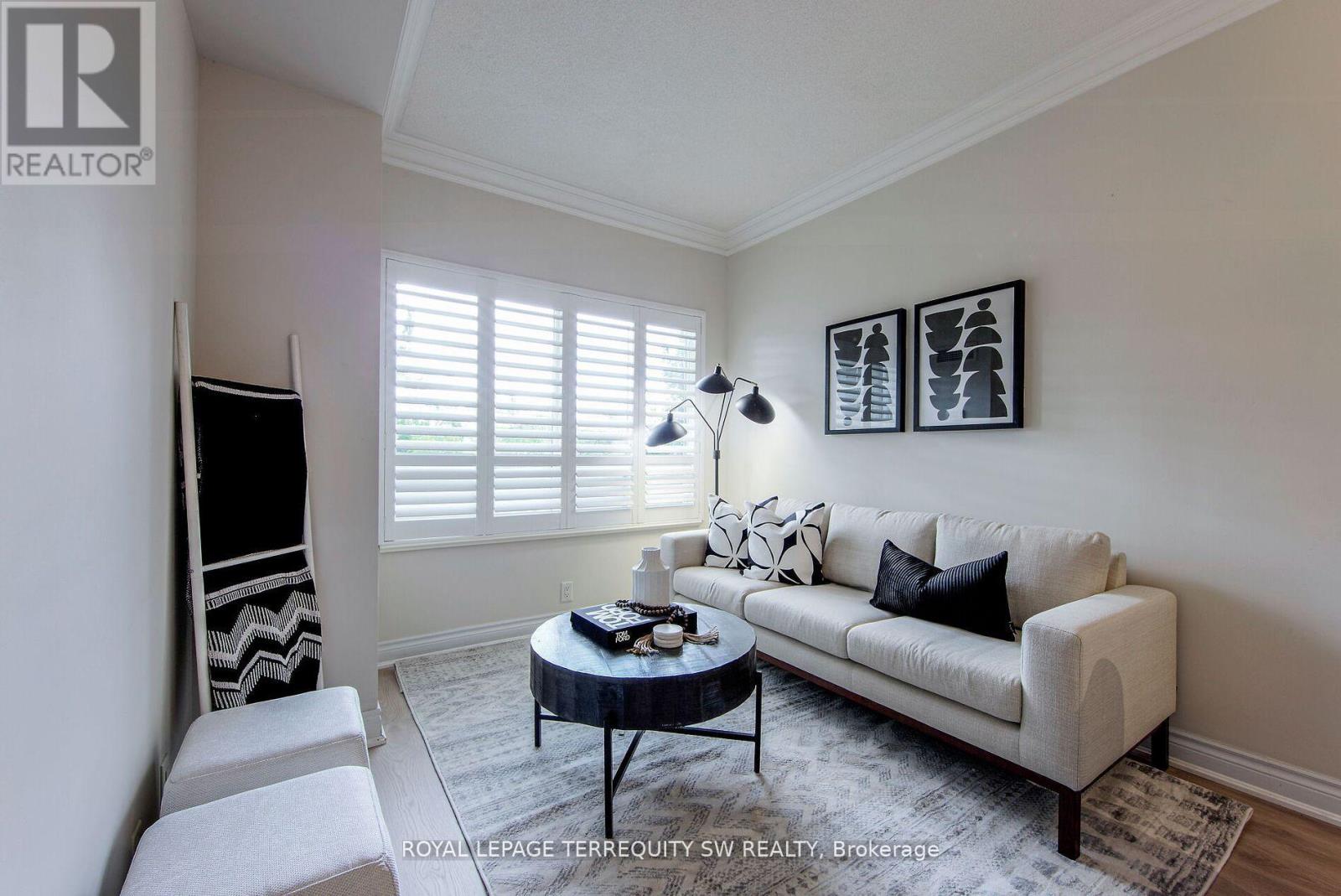 Photo 4 of 208 2 Clairtrell Road, Toronto ON