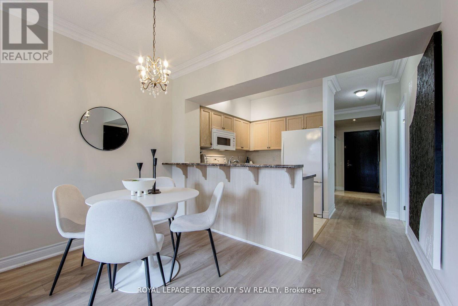 Photo 5 of 208 2 Clairtrell Road, Toronto ON