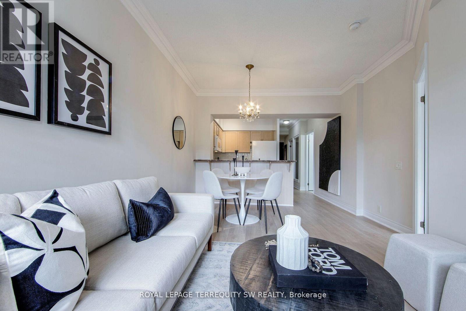 Photo 7 of 208 2 Clairtrell Road, Toronto ON